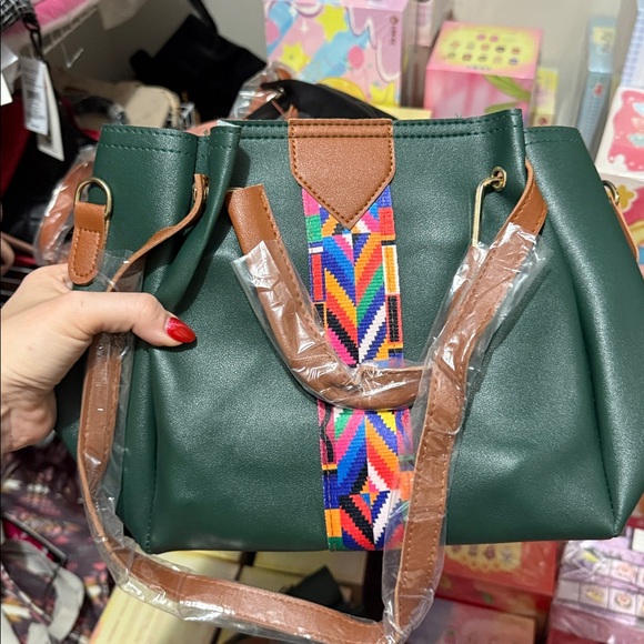 FASHION TOTE GIVEAWAY - Picture 5 of 5